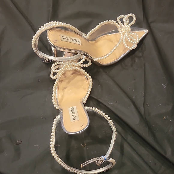 Steve Madden Silver High Heels with Bow Detail - Picture 1 of 8